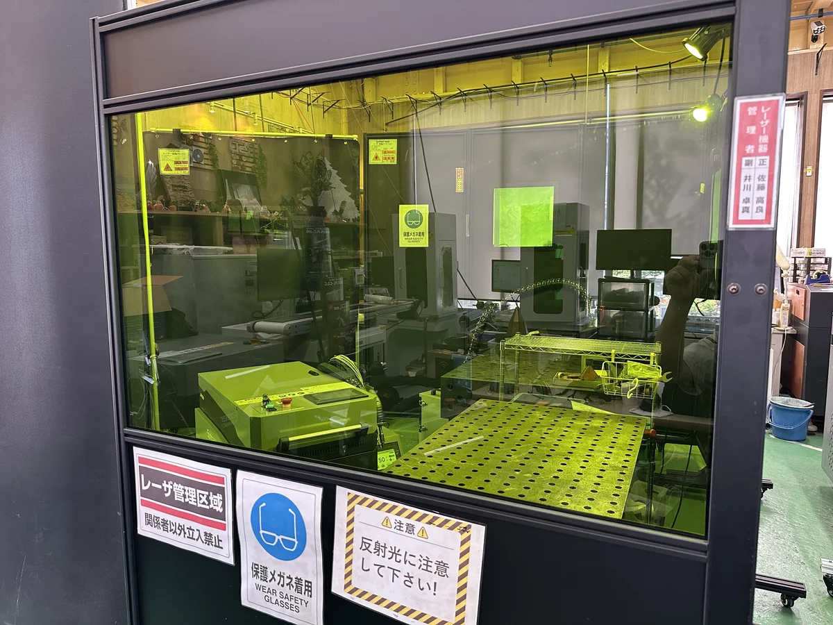 黄色遮光窓越しの管理区域内